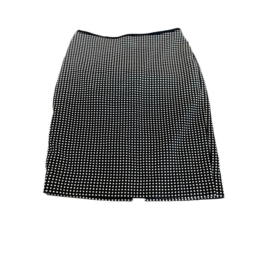 White House Black Market skirt size 6 small defect on the slit in back see pic